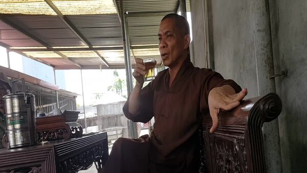 Sư trụ trì cầm ly bia nói về việc 'thả chó cắn nát mặt Phật tử' - Sputnik Việt Nam