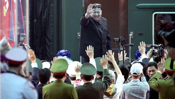 Лидер КНДР Ким Чен Ын у своего поезда во Вьетнаме - Sputnik Việt Nam