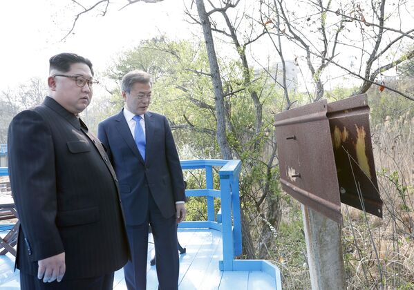 Nhà lãnh đạo CHDCND Triều Tiên Kim Jong-un và Tổng thống Hàn Quốc Moon Jae-in trong cuộc gặp tại Hàn Quốc - Sputnik Việt Nam