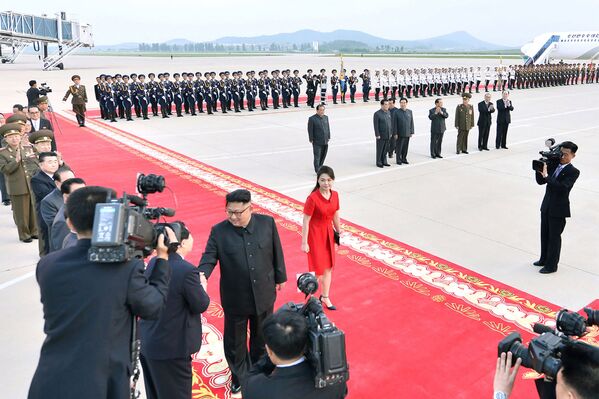 Nhà lãnh đạo CHDCND Triều Tiên Kim Jong-un và phu nhân Ri Sol-ju ở sân bay quốc tế Bình Nhưỡng - Sputnik Việt Nam