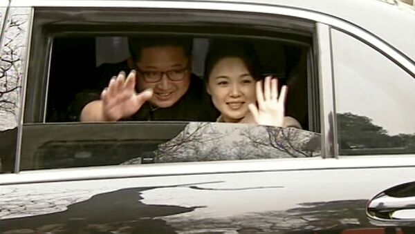 Лидер КНДР Ким Чен Ын с женой Ли Соль Чжу в Пекине - Sputnik Việt Nam