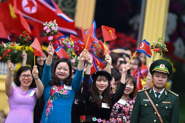 Người dân Việt Nam chào mừng nhà lãnh đạo CHDCND Kim Jong-un tại ga Đồng Đăng - Sputnik Việt Nam