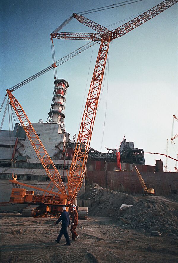 Phá vỡ bức tường của khối lò thứ tư bị nổ tại nhà máy điện hạt nhân Chernobyl
 - Sputnik Việt Nam