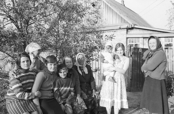 Nhân viên nông trang “Maidanovsky” về hưu, bà Maria Ostrinskaya với những người di tản từ làng Mashev vùng Chernobyl được  bà tiếp nhận vào tạm trú trong nhà
 - Sputnik Việt Nam