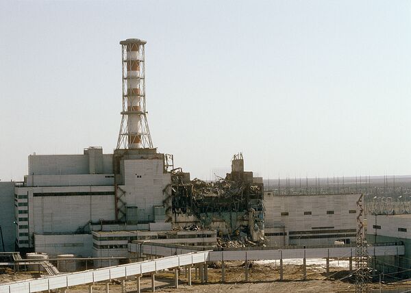Quang cảnh nhà máy điện hạt nhân Chernobyl nhìn từ phía lò phản ứng thứ tư, năm 1986 - Sputnik Việt Nam