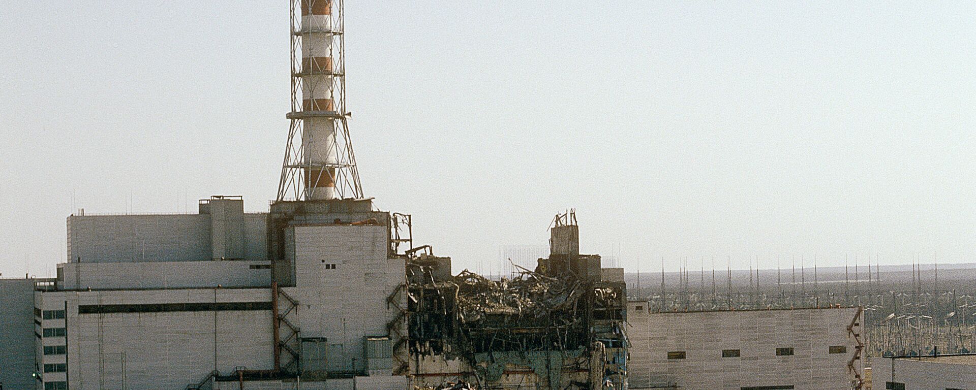  Quang cảnh nhà máy điện hạt nhân Chernobyl từ phía lò phản ứng thứ tư, năm 1986. - Sputnik Việt Nam, 1920, 26.04.2021