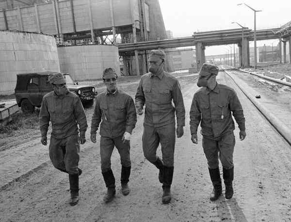 Các thành viên đơn vị tham gia khử nhiễm xạ lãnh thổ nhà máy điện hạt nhân Chernobyl đang trên đường tới hiện trường - Sputnik Việt Nam