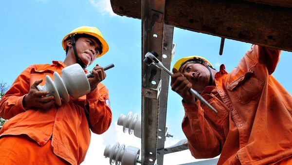 Kỹ sư EVN sửa chữa lưới điện - Sputnik Việt Nam