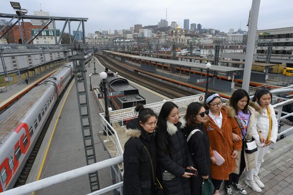 Các cô gái chụp ảnh trên nền nhà ga ở Vladivostok - Sputnik Việt Nam
