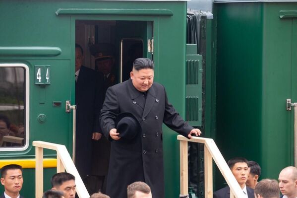 Nhà lãnh đạo Triều Tiên Kim Jong Un đến ga Khasan ở Khu vực Primorsky - Sputnik Việt Nam