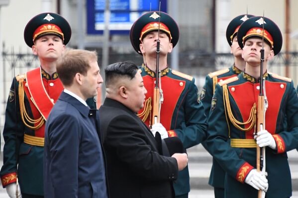 Nhà lãnh đạo Triều Tiên Kim Jong-un tại lễ chào mừng ở Vladivostok - Sputnik Việt Nam