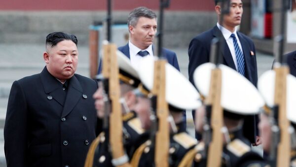 Лидер КНДР Ким Чен Ын на торжественной церемонии встречи во Владивостоке - Sputnik Việt Nam