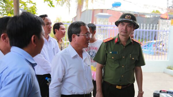 Ông Trần Văn Nam (giữa), Bí thư Tỉnh ủy Bình Dương đến hiện trường trực tiếp chỉ đạo điều tra phá án - Sputnik Việt Nam