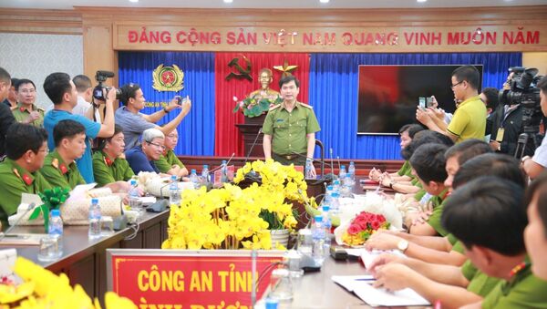 Giám đốc Công an tỉnh Bình Dương Trịnh Ngọc Quyên chủ trì buổi họp công bố thông tin ban đầu về vụ thảm sát  - Sputnik Việt Nam