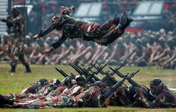 Binh sĩ lực lượng đặc nhiệm của quân đội Indonesia thực hiện một cú nhảy qua lưỡi lê trong lễ kỷ niệm 67 năm thành lập lực lượng đặc nhiệm Indonesia tại Jakarta, Indonesia - Sputnik Việt Nam