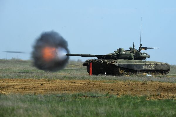 Xe tăng T-90 trong cuộc tập trận của các đơn vị súng trường, xe tăng và pháo binh của lữ đoàn súng trường cơ giới thứ 20 lực lượng vũ trang tổng hợp số 8 tại thao trường Prudboy ở tỉnh Volgograd - Sputnik Việt Nam