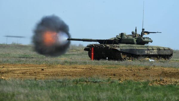 Xe tăng T-90 trong cuộc tập trận của các đơn vị súng trường, xe tăng và pháo binh của lữ đoàn súng trường cơ giới thứ 20 lực lượng vũ trang tổng hợp số 8 tại thao trường Prudboy ở tỉnh Volgograd - Sputnik Việt Nam