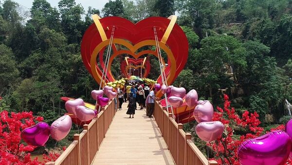 Du khách tham quan và trải nghiệm cầu kính tình yêu tại Khu du lịch sinh thái thác Dải Yếm, huyện Mộc Châu, tỉnh Sơn La - Sputnik Việt Nam