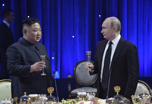 Vladimir Putin tại buổi tiếp đón chính thức của Tổng thống Liên bang Nga chào mừng Chủ tịch CHDCND  Triều Tiên Kim Jong-un sau cuộc hội đàm tại khuôn viên Đại học Tổng hợp quốc gia Viễn Đông (FEFU) ở Vladivostok - Sputnik Việt Nam