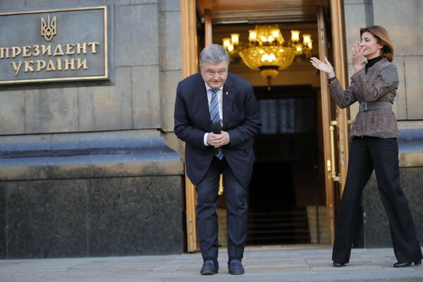 Tổng thống Ukraina Piotr Poroshenko cảm ơn những người ủng hộ ông tại Kiev, Ukraina - Sputnik Việt Nam