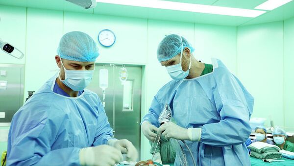 Các bác sĩ nước ngoài được bác sĩ của Bệnh viện Đại học Y dược TP.HCM hướng dẫn kỹ thuật nội soi - Sputnik Việt Nam