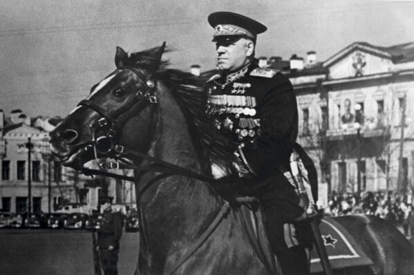 Nguyên soái Liên Xô G.K. Zhukov trên quảng trường Năm 1905 ở thành phố Sverdlovsk. - Sputnik Việt Nam