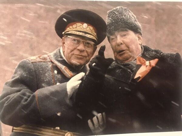 Nguyên soái Liên Xô D.F. Ustinov và L.I. Brezhnev trên khán đài Lăng Lê nin - Sputnik Việt Nam
