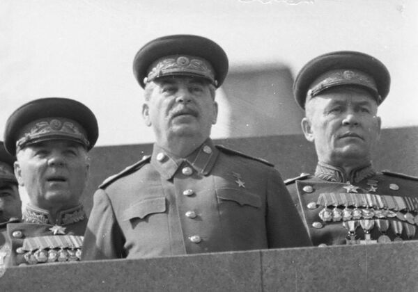 I.V. Stalin và Nguyên soái không quân K.A. Vershinin (phải) trên khán đài  Lăng Lê nin năm 1946 - Sputnik Việt Nam