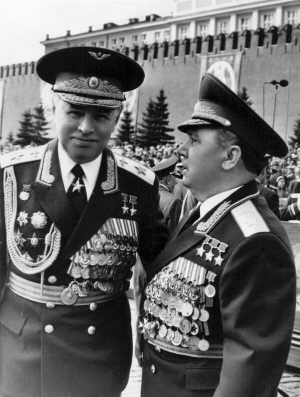 Nguyên soái không quân, hai lần Anh hùng Liên Xô Nikolai Skomorokhov (trái) - Sputnik Việt Nam