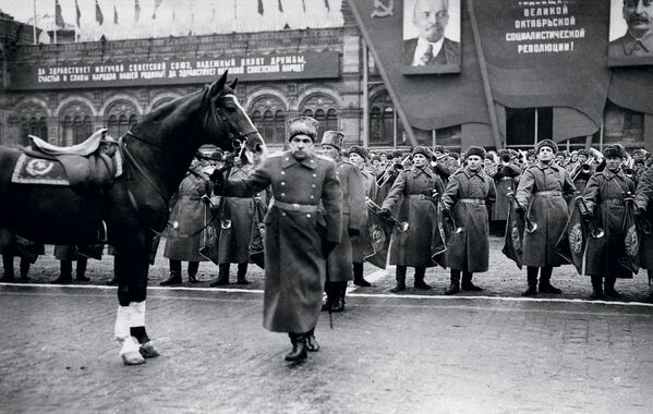 Nguyên soái Liên Xô, L.A. Govorov đang chuẩn bị tiếp nhận cuộc duyệt binh của đơn vị đồn trú tại Moskva trên Quảng trường Đỏ. Ngày 7 tháng 11 năm 1947
 - Sputnik Việt Nam