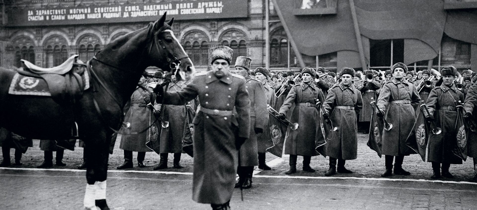 Nguyên soái Liên Xô L.A. Govorov chuẩn bị tiếp nhận cuộc duyệt binh trên Quảng trường Đỏ. 7 tháng 11 năm 1947. - Sputnik Việt Nam, 1920, 07.11.2020