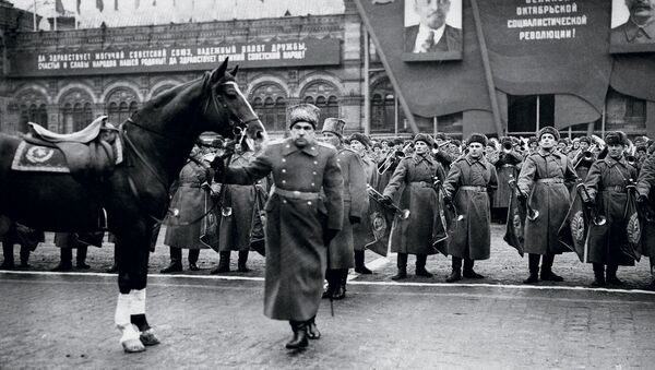 Nguyên soái Liên Xô L.A. Govorov chuẩn bị tiếp nhận cuộc duyệt binh trên Quảng trường Đỏ. 7 tháng 11 năm 1947. - Sputnik Việt Nam