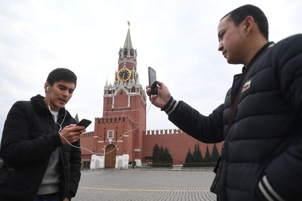 Các bạn trẻ ghi hình trên Quảng trường Đỏ gần Điện Kremlin Matxcơva  - Sputnik Việt Nam