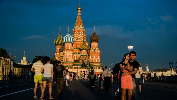 Горожане и туристы на Красной площади в Москве - Sputnik Việt Nam