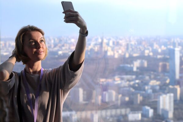 Nữ du khách chụp ảnh tự sướng trên sàn quan sát cao nhất châu Âu, ở tầng 89 của Tháp Liên bang-Đông trong tổ  hợp kinh doanh “Matxcơva –City” - Sputnik Việt Nam