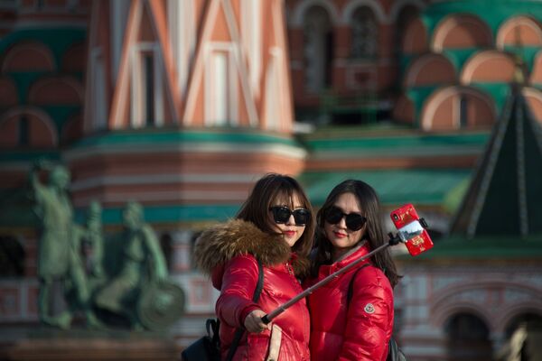 Các cô gái chụp ảnh tự sướng trên nền Nhà thờ Thánh Vasily Blazhensky ở Matxcơva  - Sputnik Việt Nam