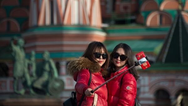 Девушки делают селфи на фоне храма Василия Блаженного в Москве - Sputnik Việt Nam