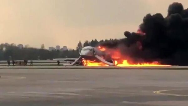 Самолет авиакомпании Аэрофлот Superjet 100, вернувшийся во время рейса Москва - Мурманск в аэропорт Шереметьево из-за возгорания на борту - Sputnik Việt Nam