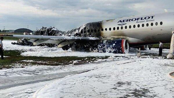 Máy bay chở khách bốc cháy ở sân bay Moskva - Sputnik Việt Nam