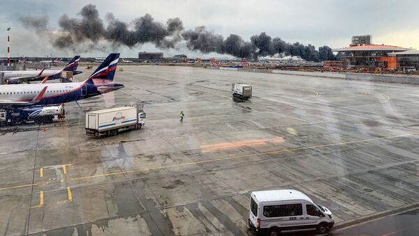 Máy bay chở khách bốc cháy ở sân bay Moskva - Sputnik Việt Nam