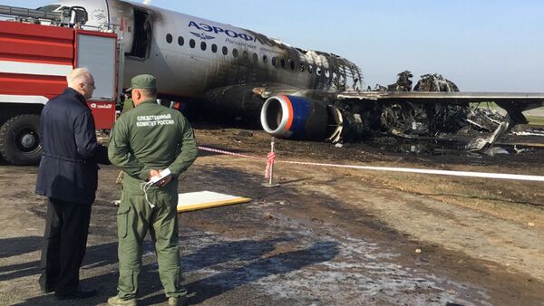 Chủ tịch Ủy ban điều tra Liên bang Nga Alexander Bastrykin (trái) bên chiếc máy bay bị cháy của Hãng Aeroflot, Sukhoi Superjet-100, sân bay Sheremetyevo - Sputnik Việt Nam