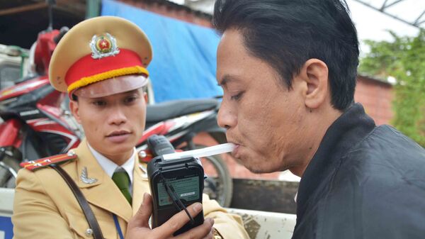 Cảnh sát giao thông đo nồng độ cồn trong hơi thở của người điều khiển phương tiện - Sputnik Việt Nam