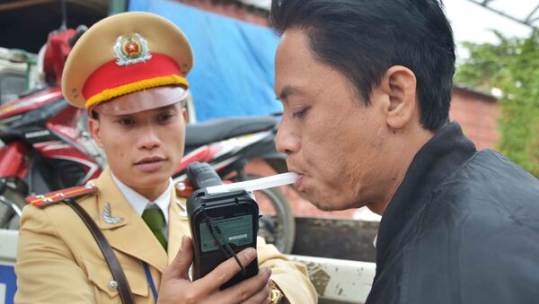 Cảnh sát giao thông đo nồng độ cồn trong hơi thở của người điều khiển phương tiện - Sputnik Việt Nam