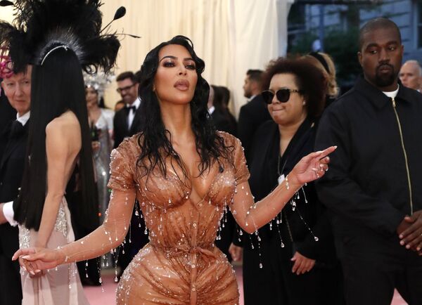 Ngôi sao Kim Kardashian và chồng tại Met Gala 2019 ở New York - Sputnik Việt Nam