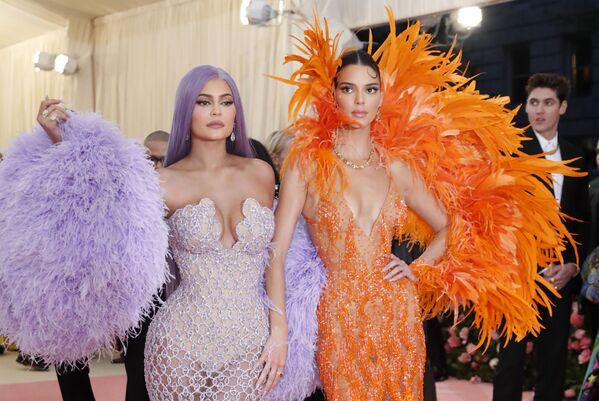 Kylie và Kendall Jenner tại Met Gala 2019 ở New York - Sputnik Việt Nam