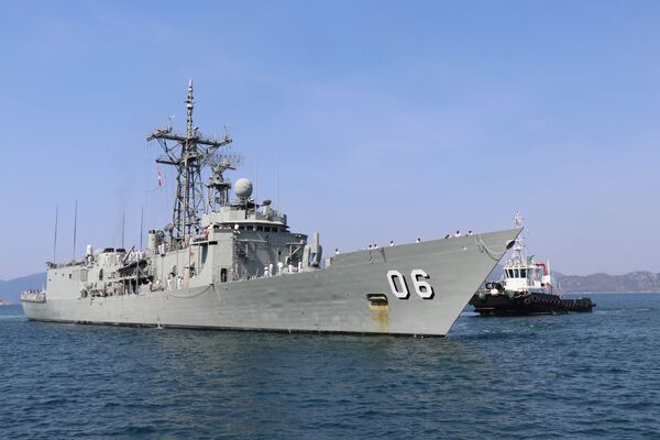 Tàu HMAS Newcastle đang cập cảng Quốc tế Cam Ranh. - Sputnik Việt Nam