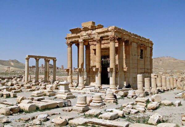 Đền thờ Baalshamina ở Palmyra, Syria. Lần đầu tiên Palmyra (thành phố những cây cọ) được đề cập đến vào nửa đầu thiên niên kỷ thứ 2 trước Công nguyên. Theo truyền thuyết, thành phố được xây dựng cho vua Solomon. - Sputnik Việt Nam