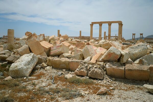 Ngôi đền đổ nát Baalshamina trong khu lịch sử của thành phố Palmyra. Tượng đài nổi tiếng thời cổ đại không còn tồn tại đến ngày nay: năm 2015-2017, các chiến binh IS đã nổ mìn phá hỏng phần trung tâm của nhà hát, phá hủy các đền thờ Baal và Baalshamin và gần như phá hủy Palmyra. - Sputnik Việt Nam