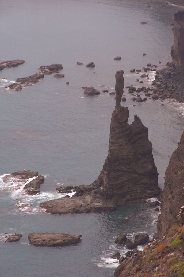Núi đá El Dedo de Dios (ngón tay của Chúa) ở Tây Ban Nha trước cơn bão. Cảnh đẹp tự nhiên này thu hút nhiều khách du lịch cho đến tận năm 2005. Sau đó, một cơn bão nhiệt đới đã tấn công khu vực này và một phần đáng kể của tảng đá bị rơi xuống. - Sputnik Việt Nam