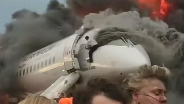  Xuất hiện clip quay cảnh phi công lọt vào chiếc phi cơ SSJ-100 đang bốc cháy - Sputnik Việt Nam